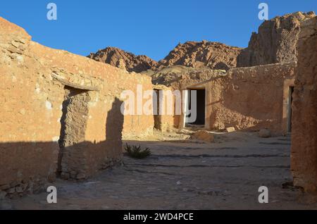 Oasi nel deserto del Sahara, insediamento in rovina, Chebika, Tunisia. Foto Stock