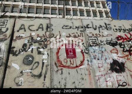 Beirut, Libano. 18 gennaio 2024. Un poster contro gli abusi dei banchieri visto su un muro della Banca centrale, Beirut, Libano, 18 gennaio 2024. (Foto di Elisa Gestri/Sipa USA) credito: SIPA USA/Alamy Live News Foto Stock