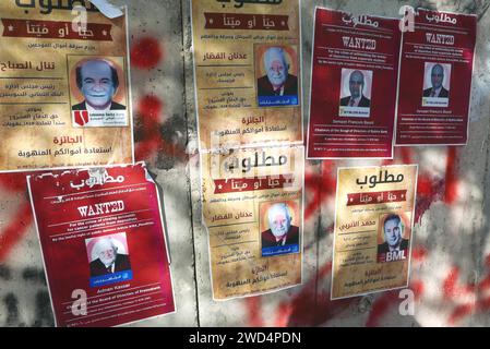 Beirut, Libano. 18 gennaio 2024. Manifesti contro gli abusi dei banchieri visti su un muro della Banca centrale, Beirut, Libano, 18 gennaio 2024. (Foto di Elisa Gestri/Sipa USA) credito: SIPA USA/Alamy Live News Foto Stock