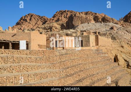 Oasi nel deserto del Sahara, insediamento in rovina, Chebika, Tunisia Foto Stock