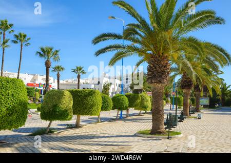Port El Kantaoui, Sousse, Tunisia. La piazza principale di fronte al cancello che porta al porticciolo. Foto Stock