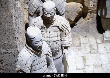 Vista ravvicinata di due ufficiali dell'esercito di terracotta intatti nel campo di comando 3, Xian , Cina Foto Stock