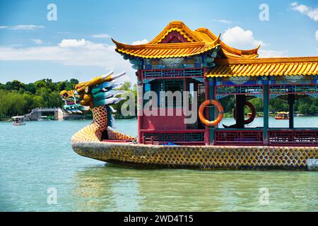 Vista ravvicinata di una Dragon Boat sul lago Longtan, Pechino Cina Foto Stock