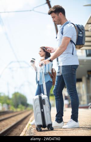 i giovani aspettano alla stazione ferroviaria Foto Stock