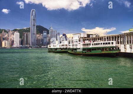 Vista sul Porto Victoria dal Molo dei Traghetti Star in Kowloon, Hong Kong Foto Stock