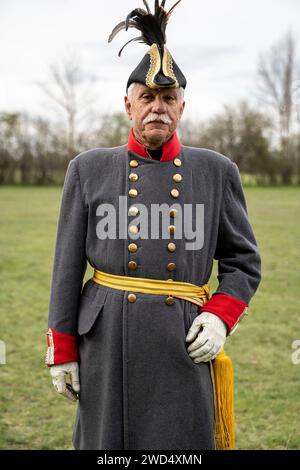 Il vestito dell'ufficiale militare. Cannoniere imperiale-reale con cappello bicorne. La battaglia di Tapiobicske è la rivoluzione del 1848-49 e la guerra d'indipendenza. Tápióbic Foto Stock