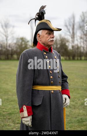 Il vestito dell'ufficiale militare. Cannoniere imperiale-reale con cappello bicorne. La battaglia di Tapiobicske è la rivoluzione del 1848-49 e la guerra d'indipendenza. Tápióbic Foto Stock