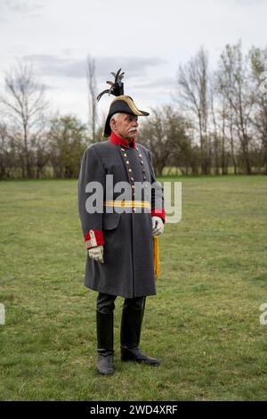 Il vestito dell'ufficiale militare. Cannoniere imperiale-reale con cappello bicorne. La battaglia di Tapiobicske è la rivoluzione del 1848-49 e la guerra d'indipendenza. Tápióbic Foto Stock