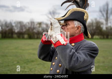 Il vestito dell'ufficiale militare. Cannoniere imperiale-reale con cappello bicorne. La battaglia di Tapiobicske è la rivoluzione del 1848-49 e la guerra d'indipendenza. Tápióbic Foto Stock