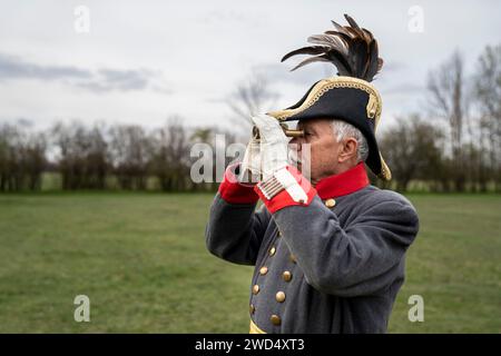 Il vestito dell'ufficiale militare. Cannoniere imperiale-reale con cappello bicorne. La battaglia di Tapiobicske è la rivoluzione del 1848-49 e la guerra d'indipendenza. Tápióbic Foto Stock