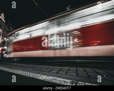 tram in movimento di notte Foto Stock