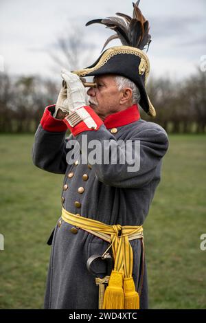 Il vestito dell'ufficiale militare. Cannoniere imperiale-reale con cappello bicorne. La battaglia di Tapiobicske è la rivoluzione del 1848-49 e la guerra d'indipendenza. Tápióbic Foto Stock