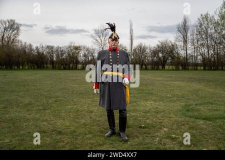 Il vestito dell'ufficiale militare. Cannoniere imperiale-reale con cappello bicorne. La battaglia di Tapiobicske è la rivoluzione del 1848-49 e la guerra d'indipendenza. Tápióbic Foto Stock