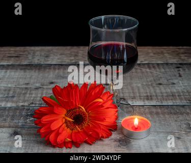 Vino, candela e fiore Foto Stock