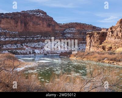 Fiume Colorado lungo la Utah Highway 128 tra Cisco e Moab, Utah. Foto Stock