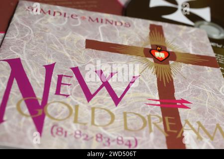 Viersen, Germania - 9 gennaio. 2023: Closeup of Simple Minds cover album del gruppo rock New Gold Dream del 1982 Foto Stock