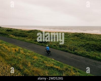 Foto aerea di una ciclista donna che attraversa campi in Inghilterra. Foto di alta qualità Foto Stock