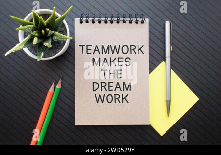 Il lavoro di squadra TMDW è il simbolo del lavoro da sogno. Concetto di parole TMDW Teamwork fa il lavoro di sogno su una nota bianca su uno splendido sfondo in legno. Business TMWD team Foto Stock