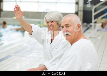 coppia senior felice in piscina Foto Stock