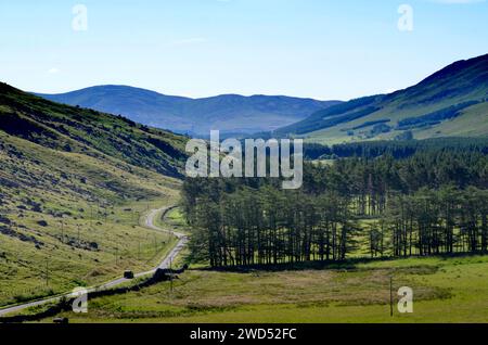 Un pulmino guida lungo una strada a una corsia di passaggio a Glen Clova sul lato dell'Aberdeenshire del Cairngorms National Park of Scotland Regno Unito - foto: G Foto Stock