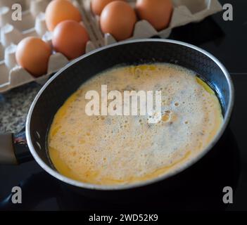 Cuocere una frittata in padella per colazione Foto Stock