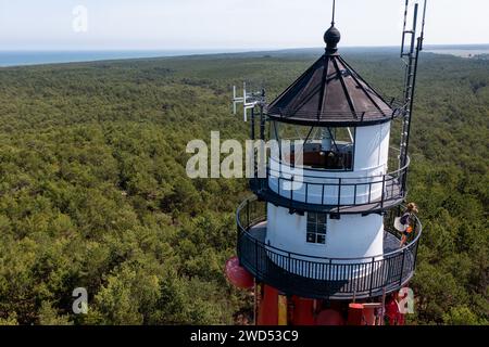 (NOTA REDAZIONE: Immagine scattata con il drone)il faro stilo è visibile nella foresta vicino al villaggio di Osetnik nella regione della Pomerania. Il faro fu costruito all'inizio del XX secolo ed è caratterizzato da una tecnica costruttiva molto moderna per quel tempo - elementi in acciaio erano collegati con viti, perfettamente visibili all'interno dell'edificio. Il faro stilo è dipinto con tre caratteristiche strisce: Nero sul fondo, bianco al centro e rosso in alto. Foto Stock