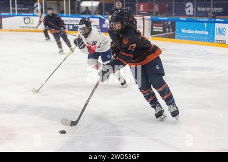 Heerenveen, Niederlande. 18 gennaio 2024. HEERENVEEN, PAESI BASSI - 18 NOVEMBRE: Emily Olsthoorn dei Paesi Bassi con il puck durante il Campionato del mondo femminile U18 su Thialf il 18 gennaio 2024 a Heerenveen, Paesi Bassi (foto di Ricardo Veen/Orange Pictures) credito: dpa/Alamy Live News Foto Stock