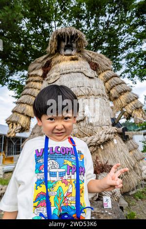 Ragazzo che imita la bambola di paglia gigante, divinità custode locale, chiamata Kashima (Kashimasama), Iwasaki, città di Yuzawa, Akita, Giappone, Asia orientale, Asia Foto Stock