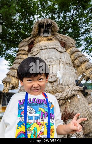 Ragazzo che imita la bambola di paglia gigante, divinità custode locale, chiamata Kashima (Kashimasama), Iwasaki, città di Yuzawa, Akita, Giappone, Asia orientale, Asia Foto Stock