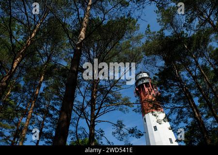 Osetnik, Polonia. 29 giugno 2023. Il faro stilo è visibile nella foresta vicino al villaggio di Osetnik, nella regione della Pomerania. Il faro fu costruito all'inizio del XX secolo ed è caratterizzato da una tecnica costruttiva molto moderna per quel tempo - elementi in acciaio erano collegati con viti, perfettamente visibili all'interno dell'edificio. Il faro stilo è dipinto con tre caratteristiche strisce: Nero sul fondo, bianco al centro e rosso in alto. (Foto di Mateusz Slodkowski/SOPA Images/Sipa USA) credito: SIPA USA/Alamy Live News Foto Stock