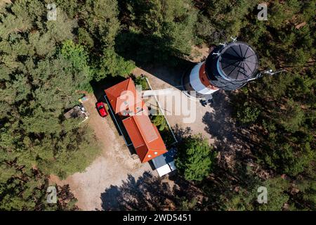 Osetnik, Polonia. 29 giugno 2023. (NOTA REDAZIONE: Immagine scattata con il drone)il faro stilo è visibile nella foresta vicino al villaggio di Osetnik nella regione della Pomerania. Il faro fu costruito all'inizio del XX secolo ed è caratterizzato da una tecnica costruttiva molto moderna per quel tempo - elementi in acciaio erano collegati con viti, perfettamente visibili all'interno dell'edificio. Il faro stilo è dipinto con tre caratteristiche strisce: Nero sul fondo, bianco al centro e rosso in alto. (Foto di Mateusz Slodkowski/SOPA Images/Sipa USA) credito: SIPA USA/Alamy Live News Foto Stock