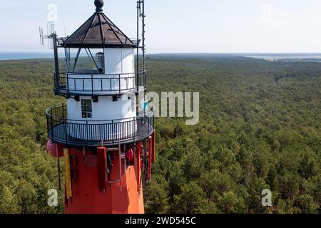 Osetnik, Polonia. 29 giugno 2023. (NOTA REDAZIONE: Immagine scattata con il drone)il faro stilo è visibile nella foresta vicino al villaggio di Osetnik nella regione della Pomerania. Il faro fu costruito all'inizio del XX secolo ed è caratterizzato da una tecnica costruttiva molto moderna per quel tempo - elementi in acciaio erano collegati con viti, perfettamente visibili all'interno dell'edificio. Il faro stilo è dipinto con tre caratteristiche strisce: Nero sul fondo, bianco al centro e rosso in alto. (Foto di Mateusz Slodkowski/SOPA Images/Sipa USA) credito: SIPA USA/Alamy Live News Foto Stock