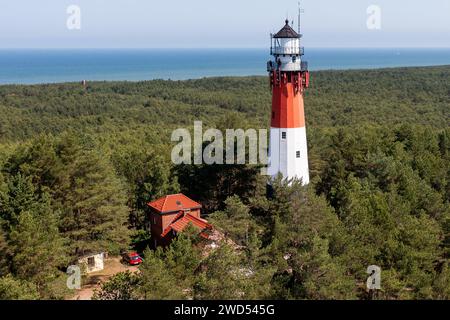 Osetnik, Polonia. 29 giugno 2023. (NOTA REDAZIONE: Immagine scattata con il drone)il faro stilo è visibile nella foresta vicino al villaggio di Osetnik nella regione della Pomerania. Il faro fu costruito all'inizio del XX secolo ed è caratterizzato da una tecnica costruttiva molto moderna per quel tempo - elementi in acciaio erano collegati con viti, perfettamente visibili all'interno dell'edificio. Il faro stilo è dipinto con tre caratteristiche strisce: Nero sul fondo, bianco al centro e rosso in alto. (Foto di Mateusz Slodkowski/SOPA Images/Sipa USA) credito: SIPA USA/Alamy Live News Foto Stock