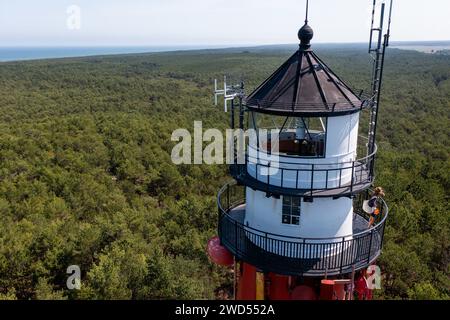 29 giugno 2023, Osetnik, Voivodato della Pomerania, Polonia: (NOTA REDAZIONE: Immagine scattata con drone).il faro stilo è visibile nella foresta vicino al villaggio di Osetnik nella regione della Pomerania. Il faro fu costruito all'inizio del XX secolo ed è caratterizzato da una tecnica costruttiva molto moderna per quel tempo - elementi in acciaio erano collegati con viti, perfettamente visibili all'interno dell'edificio. Il faro stilo è dipinto con tre caratteristiche strisce: Nero sul fondo, bianco al centro e rosso in alto. (Immagine di credito: © Mateusz Slodkowski/SOPA Images via ZUMA Press Wire) ed Foto Stock