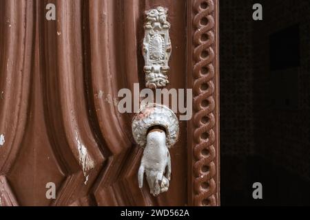 Una vecchia porta in legno e un antico portone da vicino Foto Stock