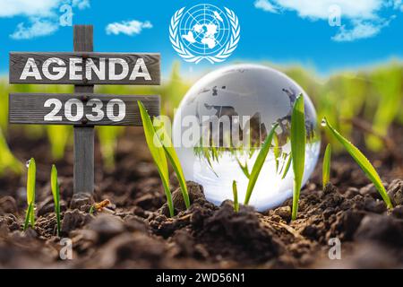18 gennaio 2024: Immagine simbolica con globo e segno di legno per l'Agenda 2030 delle Nazioni Unite, che si è prefissata 17 obiettivi di sviluppo sostenibile SDG per l'economia, sviluppo ecologico sociale e sostenibile in tutto il mondo FOTOMONTAGGIO *** Symbolbild mit Weltkugel und Holzschild zur Agenda 2030 der vereinten Nationen die sich 17 Ziele obiettivi di sviluppo sostenibile SDGs für eine wirtschaftlich und soziale sowie nachhaltige ökologische Entwicklung weltweit gesetzt haben FOTOMONTAGE Foto Stock