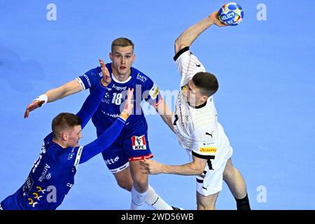 Colonia, Germania. 18 gennaio 2024. Pallamano: Campionato europeo, Germania - Islanda, turno principale, gruppo 1, giornata 1, Lanxess Arena. Il tedesco Martin Hanne (r) fa un tiro contro l'islandese Ymir Örn Gislason (l) e l'islandese Ellidi Snaer Vidarsson (M). Credito: Tom Weller/dpa/Alamy Live News Foto Stock