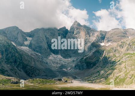 Alti Pirenei con il cirque d'Estaube sullo sfondo, Gavarnie, Francia. Foto di alta qualità Foto Stock