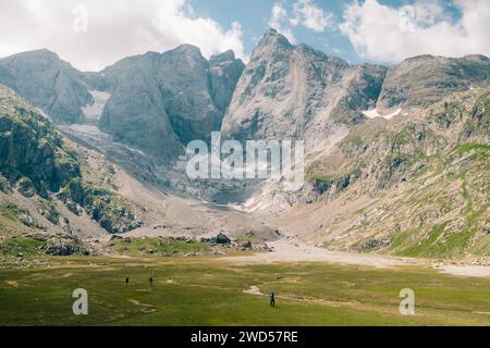 Alti Pirenei con il cirque d'Estaube sullo sfondo, Gavarnie, Francia. Foto di alta qualità Foto Stock