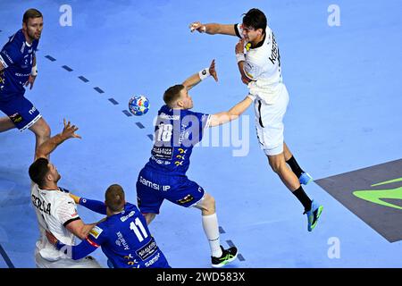 Colonia, Germania. 18 gennaio 2024. Pallamano: Campionato europeo, Germania - Islanda, turno principale, gruppo 1, giornata 1, Lanxess Arena. Il tedesco Julian Köster (r) passa la palla al tedesco Johannes Golla (l). L'islandese Aron Palmarsson (l), l'islandese Ymir Örn Gislason (M) e l'islandese Ellidi Snaer Vidarsson (2° da destra) difendono. Credito: Tom Weller/dpa/Alamy Live News Foto Stock