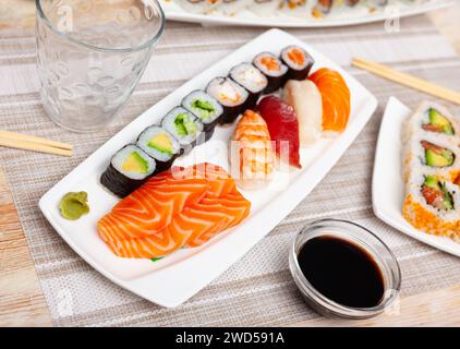 Set di sushi maki, nigiri e sashimi da vicino Foto Stock