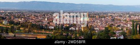 Panorama di Vicenza alla luce della sera. Foto Stock