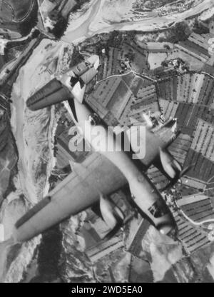 Un B-26 Marauder della 1st Tactical Air Force abbatte sopra l'Italia tedesca, con un'ala sinistra mancante, (sparata da un proiettile di proiettile da 88 mm), un timone strappato e un naso in plexi-vetro rotto. Foto Stock