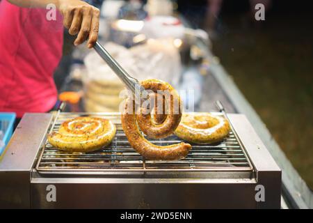 Le salsicce della Tailandia settentrionale friggono con un aroma alla griglia e sapori vibranti racchiudono l'essenza della cucina del Nord Tailandese. Foto Stock