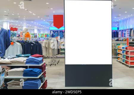 Mockup su cartello pronto per le offerte o la stagione di vendita. Il quadro vuoto invita a messaggi personalizzati, creando un'accattivante immagine per le promozioni Foto Stock