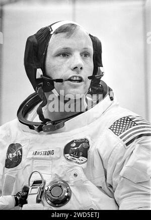Il comandante della missione Neil A. Armstrong conduce il controllo finale del suo sistema di comunicazione prima di imbarcarsi sulla missione Apollo 11, la prima missione lunare con equipaggio, Kennedy Space Center, Florida, USA, NASA, 16 luglio 1969 Foto Stock