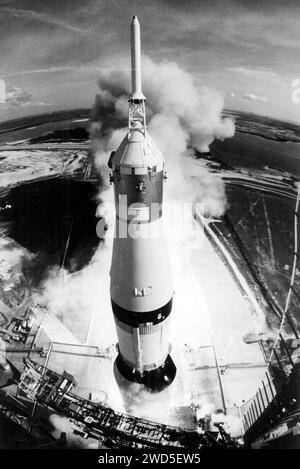 Missione Apollo 11, prima missione di atterraggio lunare, con gli astronauti americani Neil A. Armstrong, Michael Collins ed Edwin E. Aldrin Jr., lanciata tramite il Marshall Space Flight Center sviluppato Saturn V lancio veicolo, Kennedy Space Center, Merritt Island, Florida, USA, NASA, 16 luglio 1969 Foto Stock