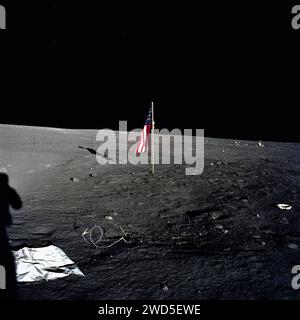 Bandiera americana dopo che è stata srotolata sulla superficie lunare durante l'attività extraveicolare durante la missione di atterraggio lunare con equipaggio Apollo 12, Johnson Space Center, NASA, 19 novembre 1969 Foto Stock