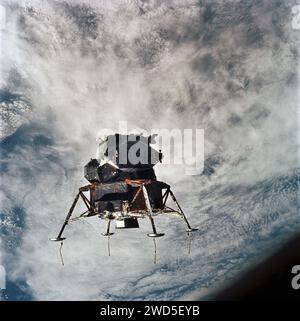 Apollo 9 Lunar Module, 'Spider', in configurazione di atterraggio lunare, come fotografato dai moduli di comando e servizio il quinto giorno della missione Apollo 9 Terra-orbitale, Johnson Space Center, NASA, 7 marzo 1969 Foto Stock