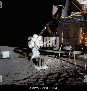 L'astronauta americano Alan L. Bean che utilizza lo strumento di trasferimento del combustibile per rimuovere l'elemento combustibile dalla botte di combustibile montata sul modulo lunare durante l'attività extraveicolare dell'Apollo 12, fotografia scattata dall'astronauta Charles Conrad Jr., NASA, 19 novembre 1969 Foto Stock